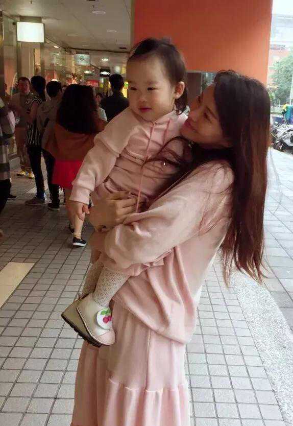 香港pg验血电话多少,王婉霏患有子宫肌瘤幸运生下小泡芙，而她做了九次试管婴